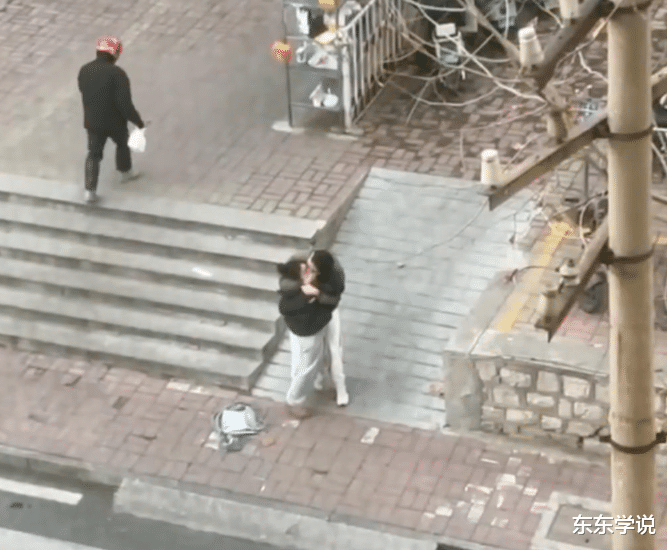 男大學生出軌強吻女友背后的故事與反思，尋求原諒之路，男大學生出軌強吻女友背后的故事，反思與尋求原諒之路